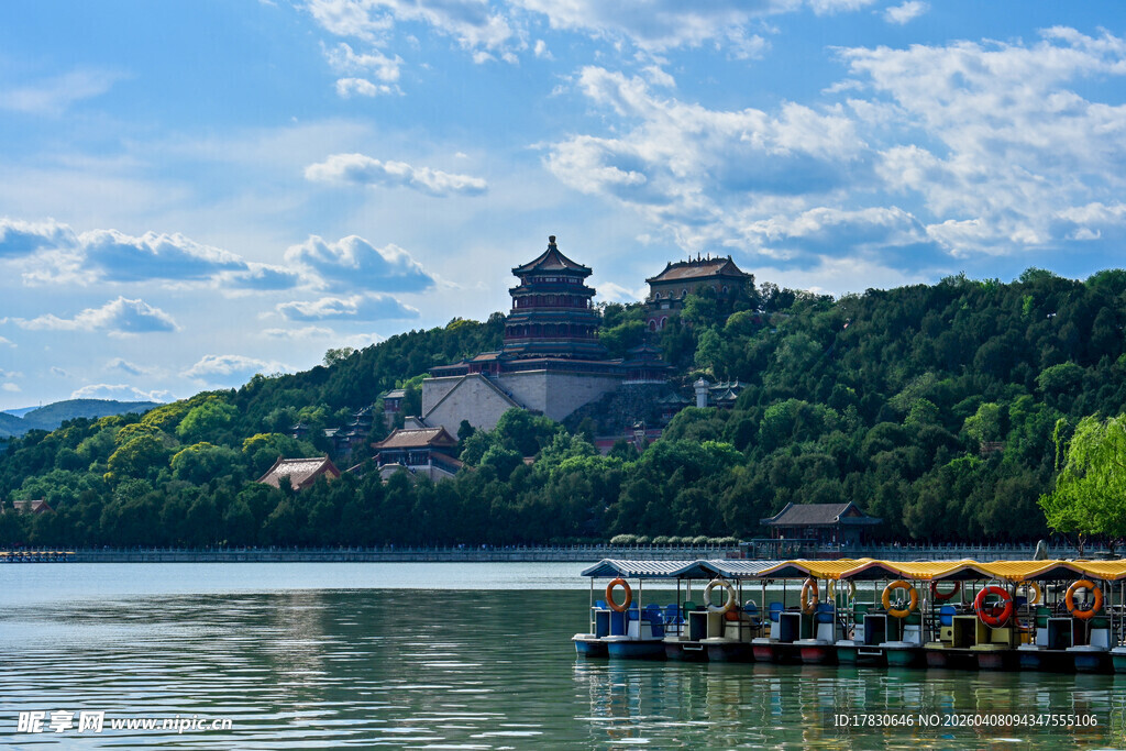 湖畔楼阁美景游船点缀