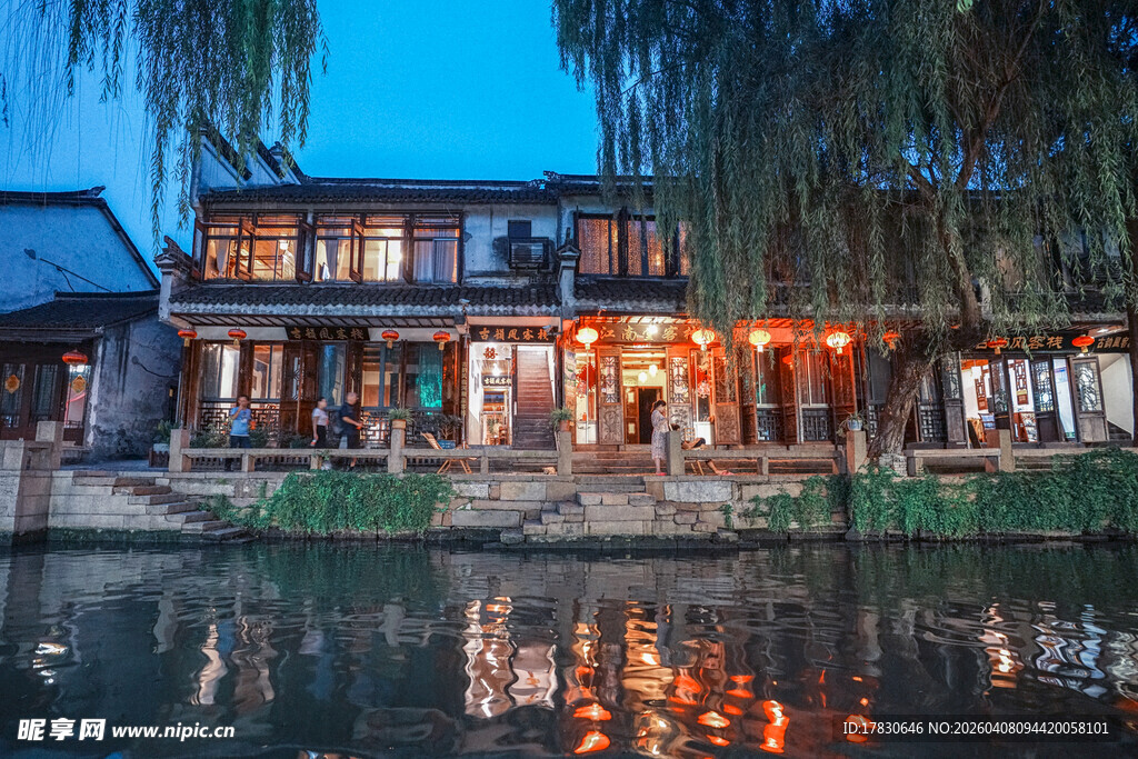 江南水乡夜色中的临水建筑