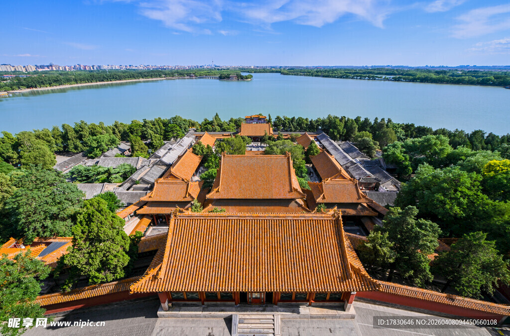 俯瞰中式古建筑与湖景风光