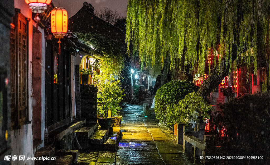 古巷夜景垂柳红灯相映