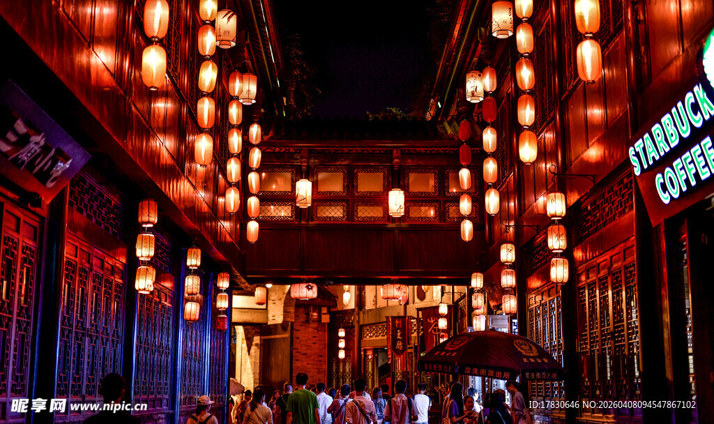 古巷灯笼夜景氛围浓郁