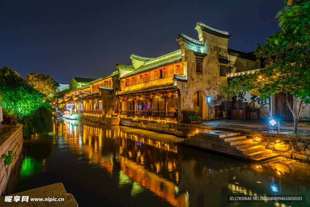 江南水乡夜景古建筑倒影
