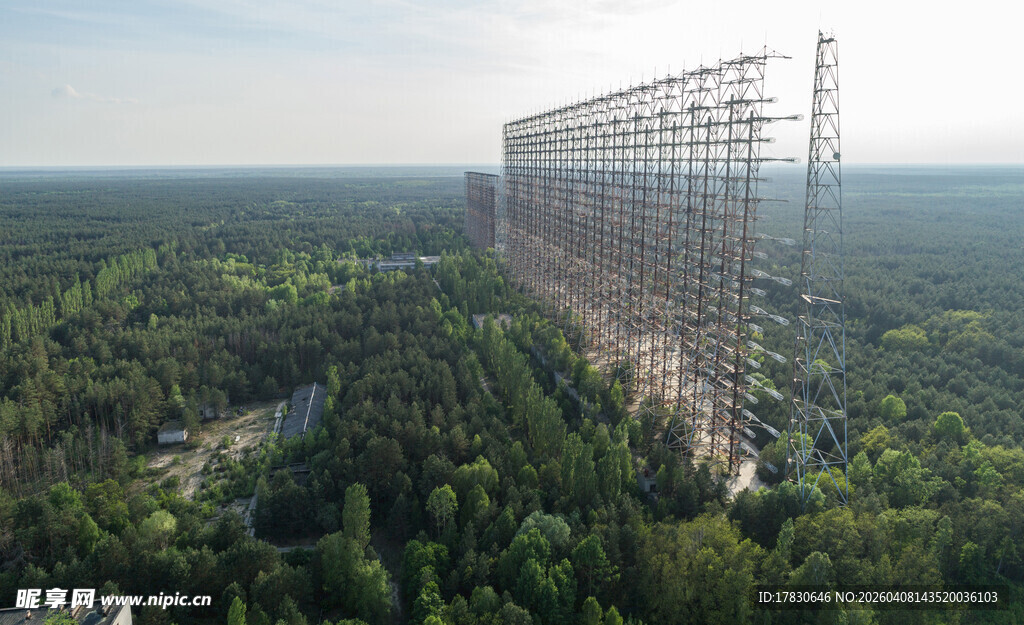 森林上空巨型金属结构