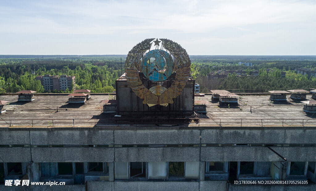 废弃屋顶上的奇特球形装置