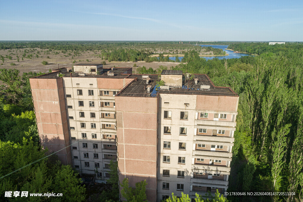 废弃楼房被绿树环绕