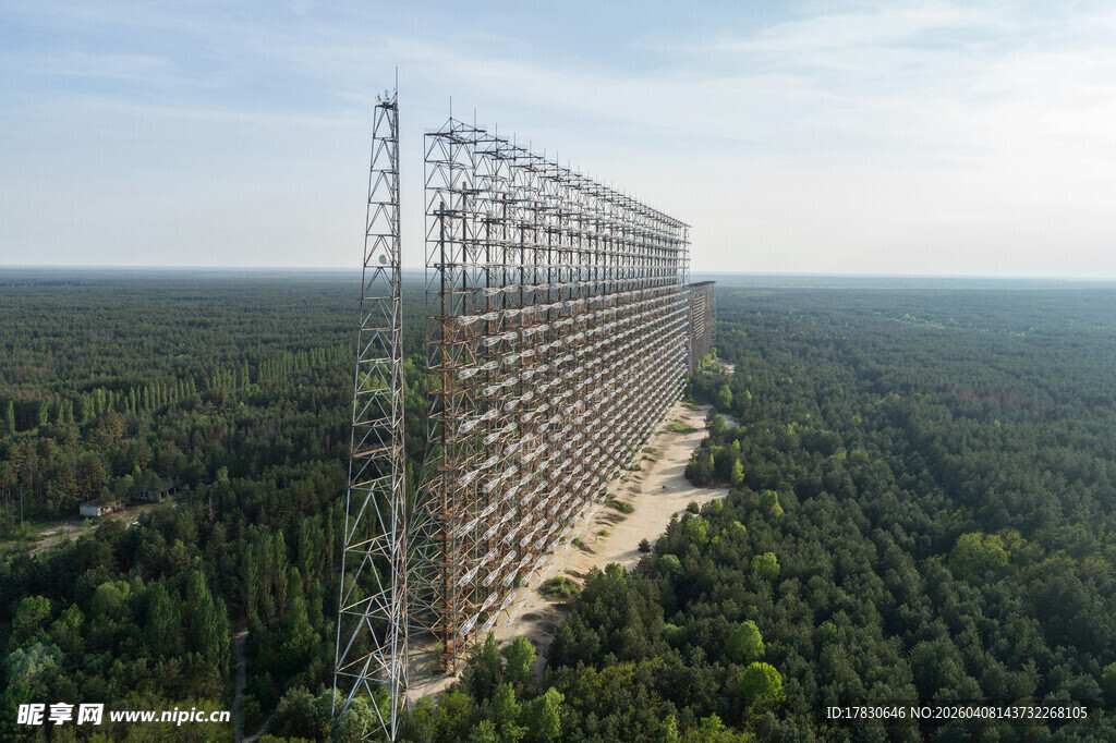 森林中的大型金属结构装置