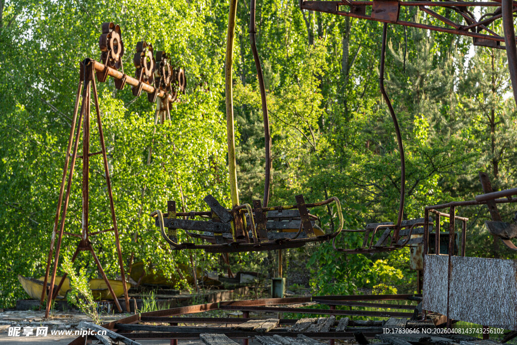 废弃游乐园的荒芜景象