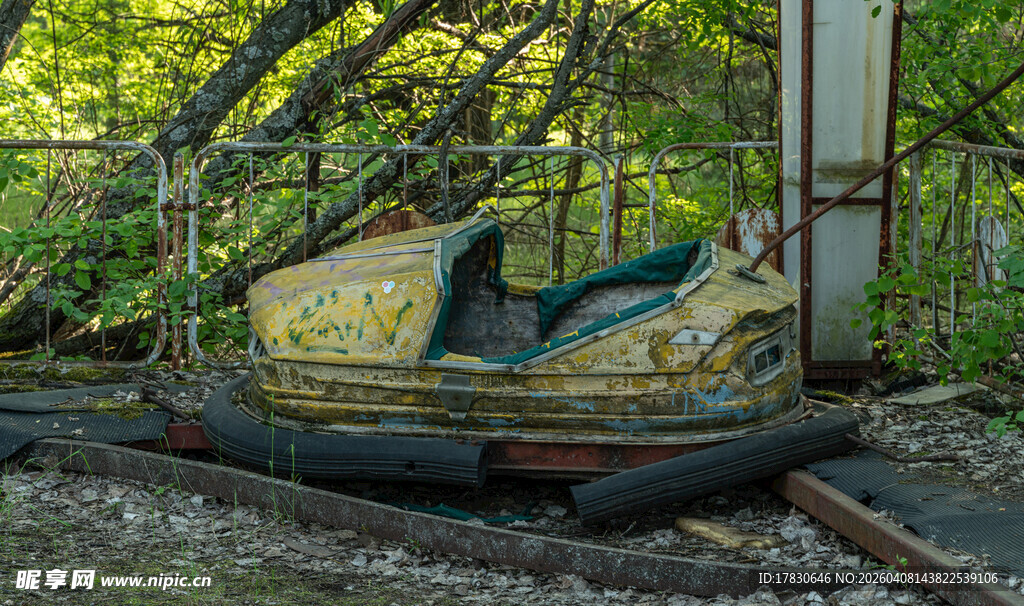 废弃的老旧旋转船游乐设施