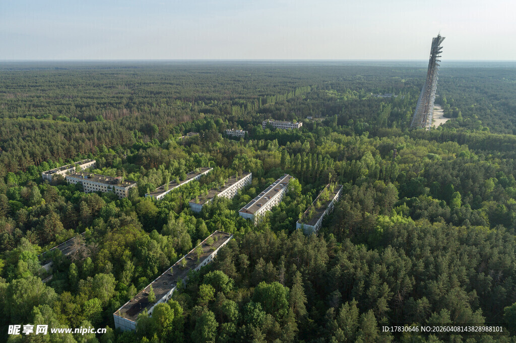 森林中的设施与高耸烟囱