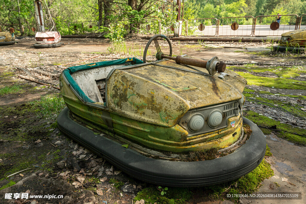 废弃碰碰车岁月痕迹尽显