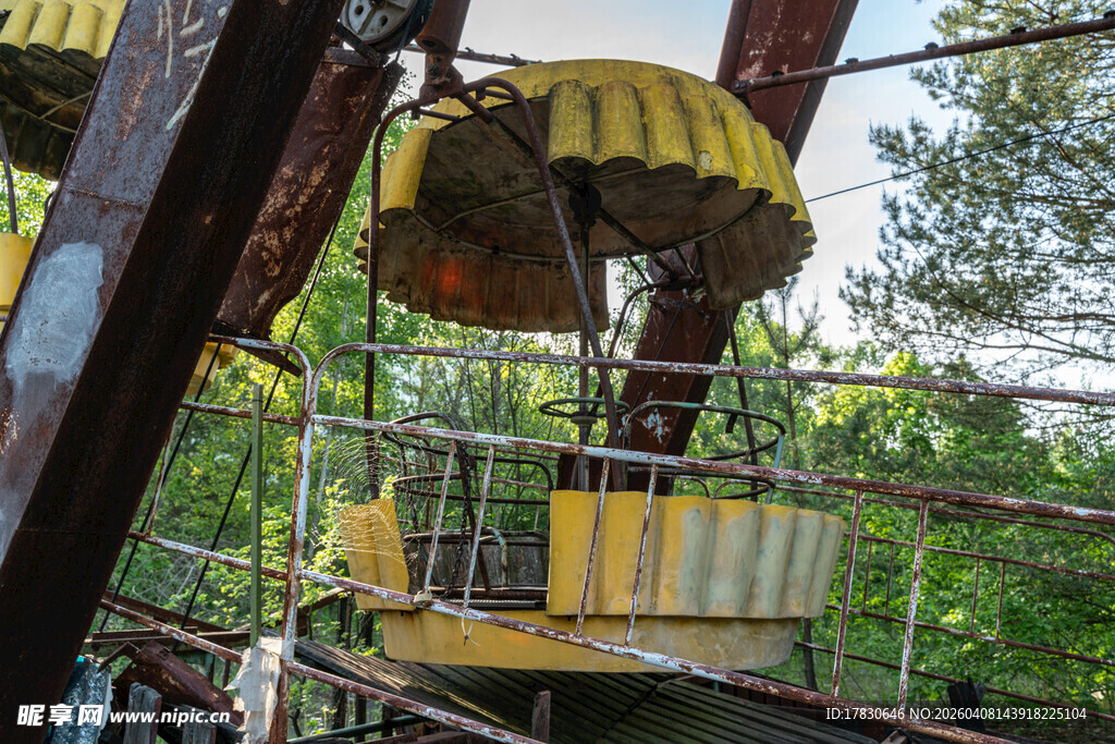 复古游乐园旋转木马设施