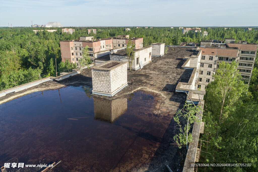 城市中被水淹没的建筑群