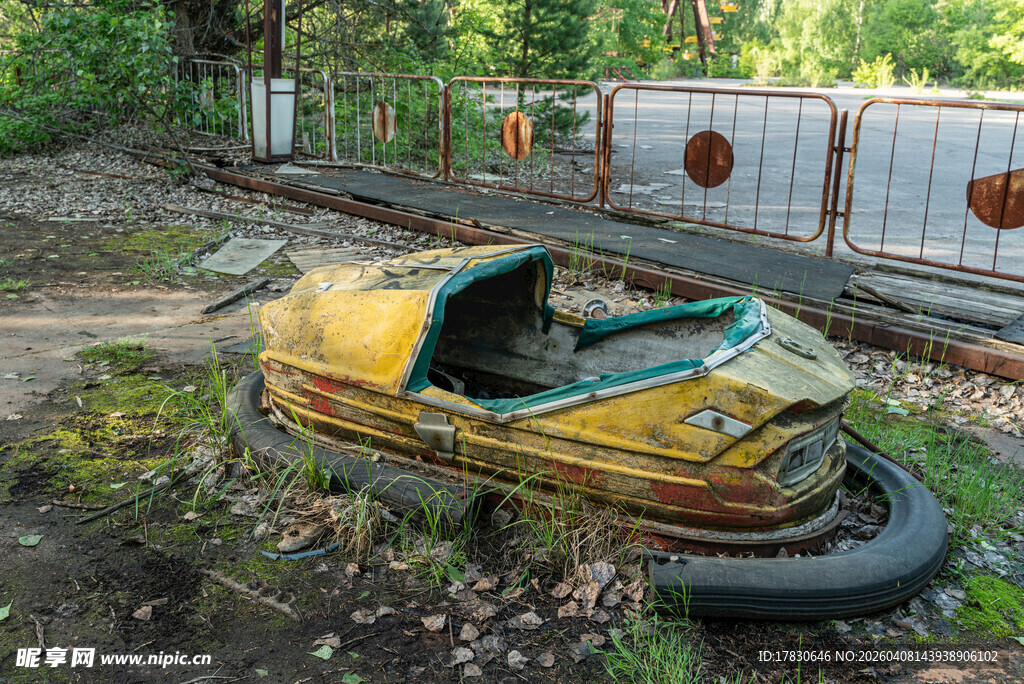 废弃游乐场中的破旧碰碰车