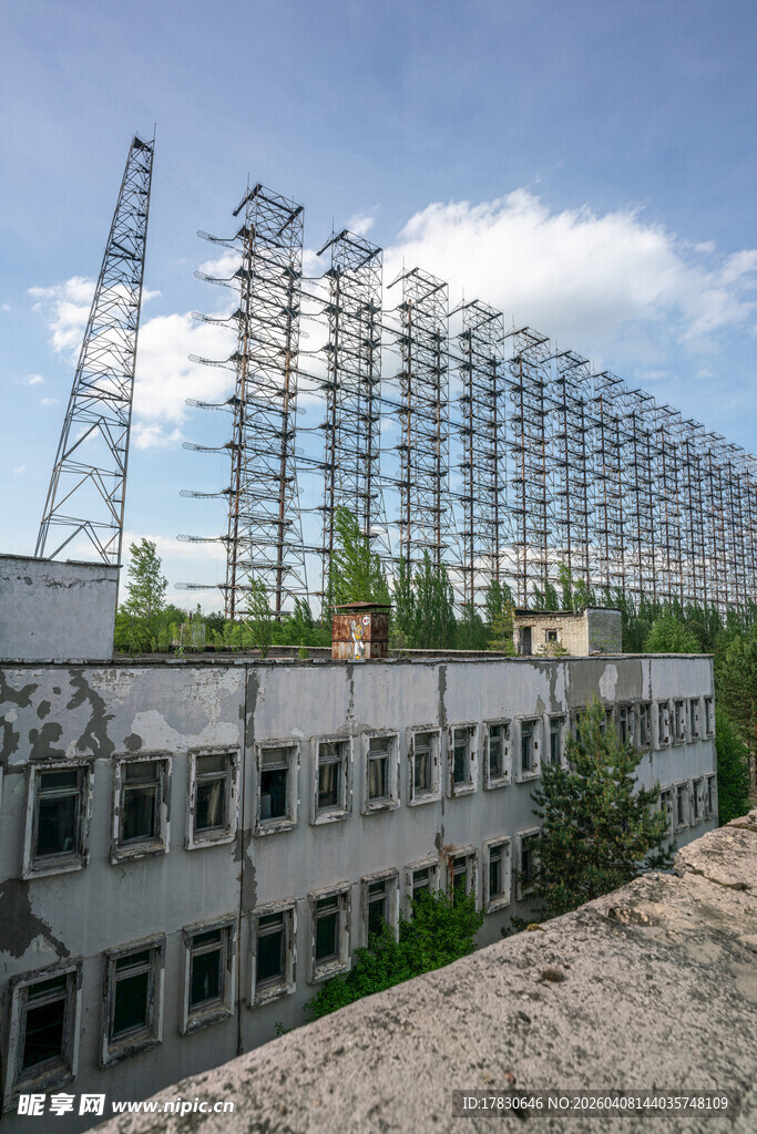 废弃建筑旁的高耸金属结构