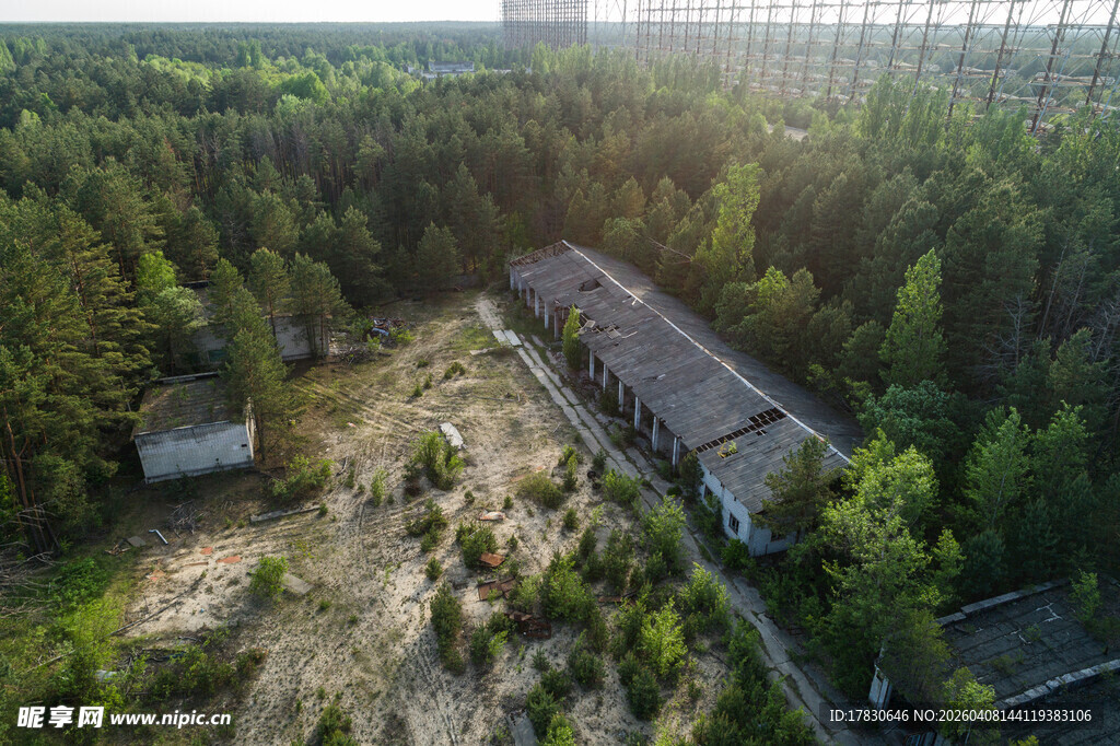 林间废弃建筑鸟瞰图