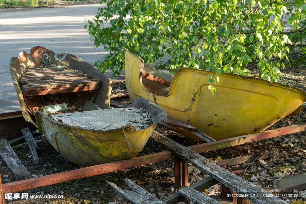 老旧木船休憩于绿植旁
