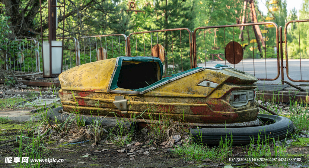 废弃碰碰车荒野中的记忆