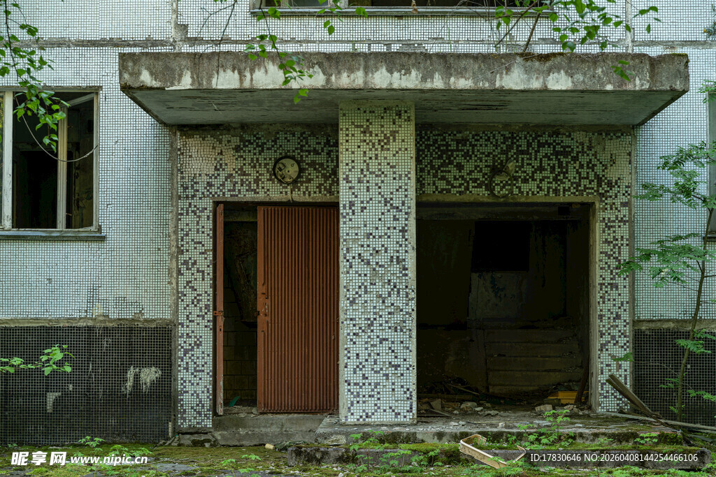废弃建筑的破败入口