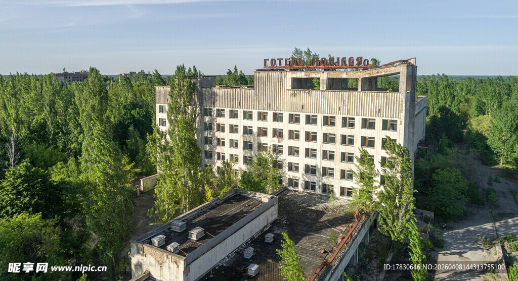 林中废弃大型建筑