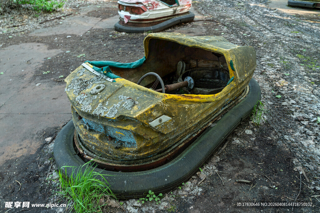 废弃的老旧碰碰车