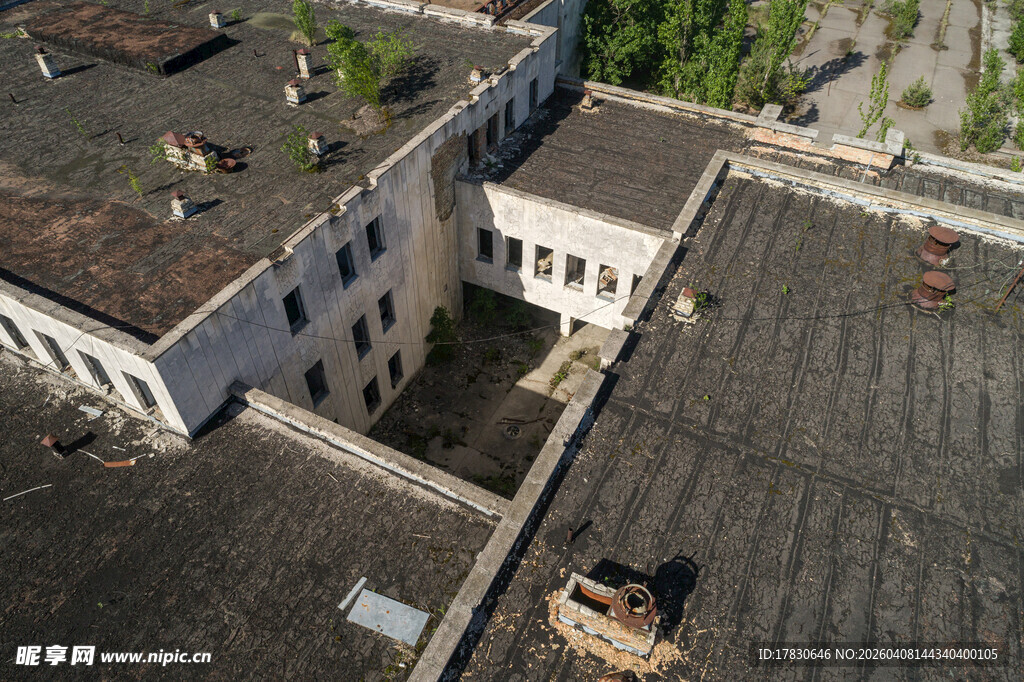 老旧建筑屋顶俯瞰景象