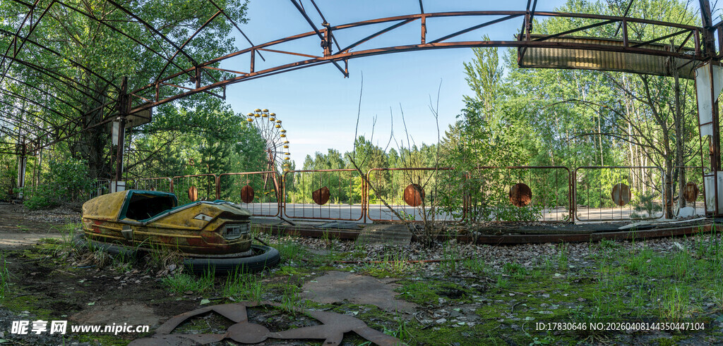 废弃游乐设施的荒芜景象