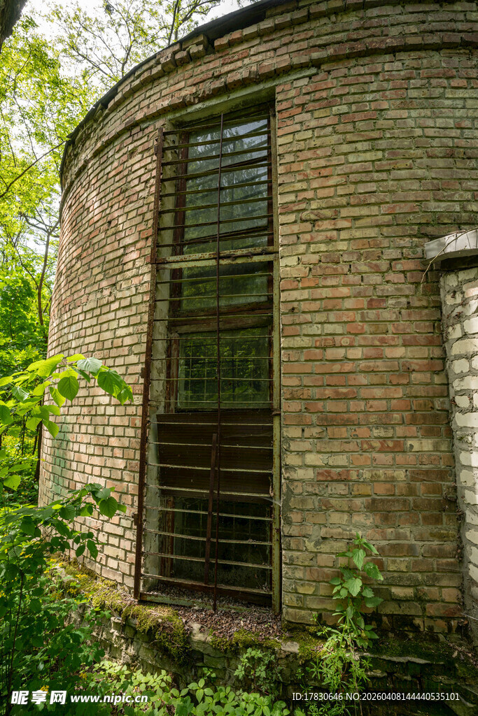 废弃圆楼被绿植环绕