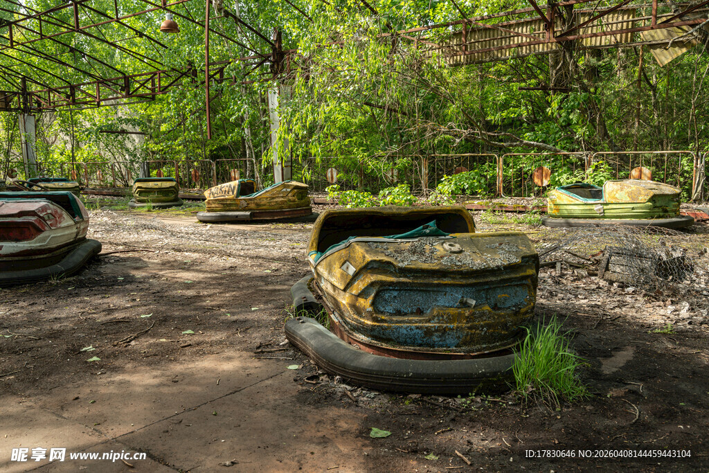 废弃游乐园中的破旧设施