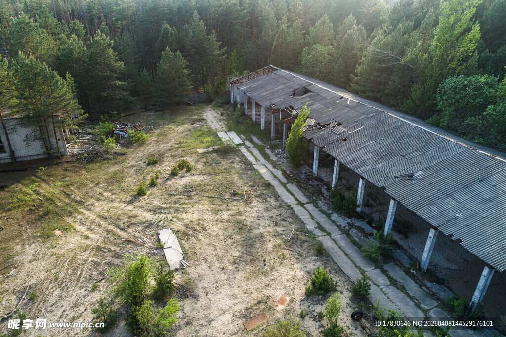 林间废弃房屋鸟瞰