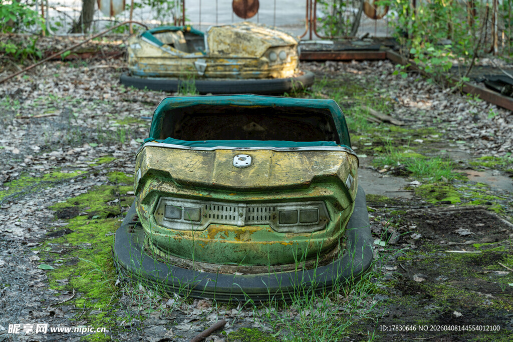 废弃游乐场的老旧碰碰车