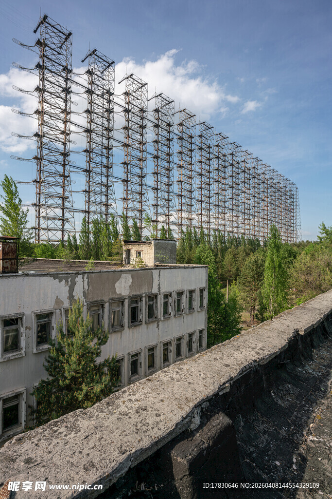 废弃雷达站与周边建筑景观
