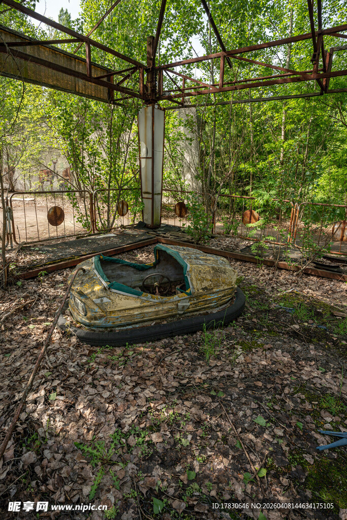 废弃凉亭中的旧轮胎景观