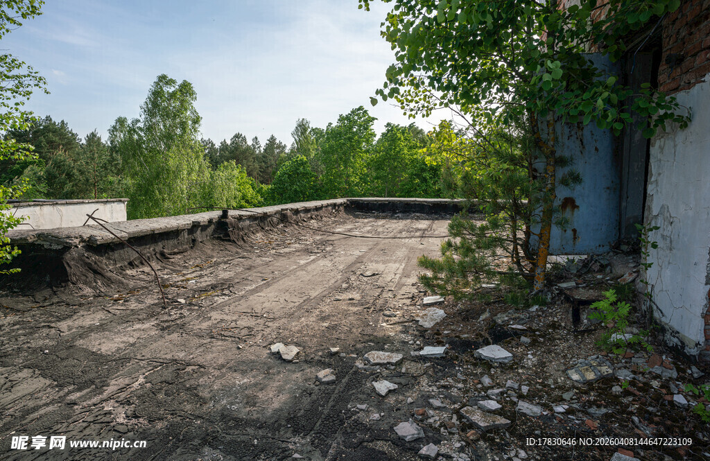 废弃场地的荒芜景象