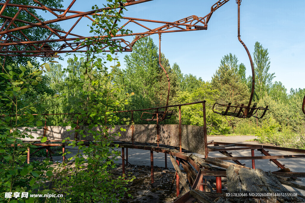 废弃游乐场的破败景象