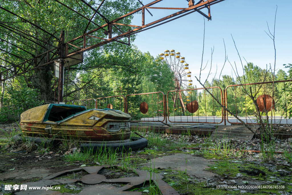 废弃游乐园中的破旧设施