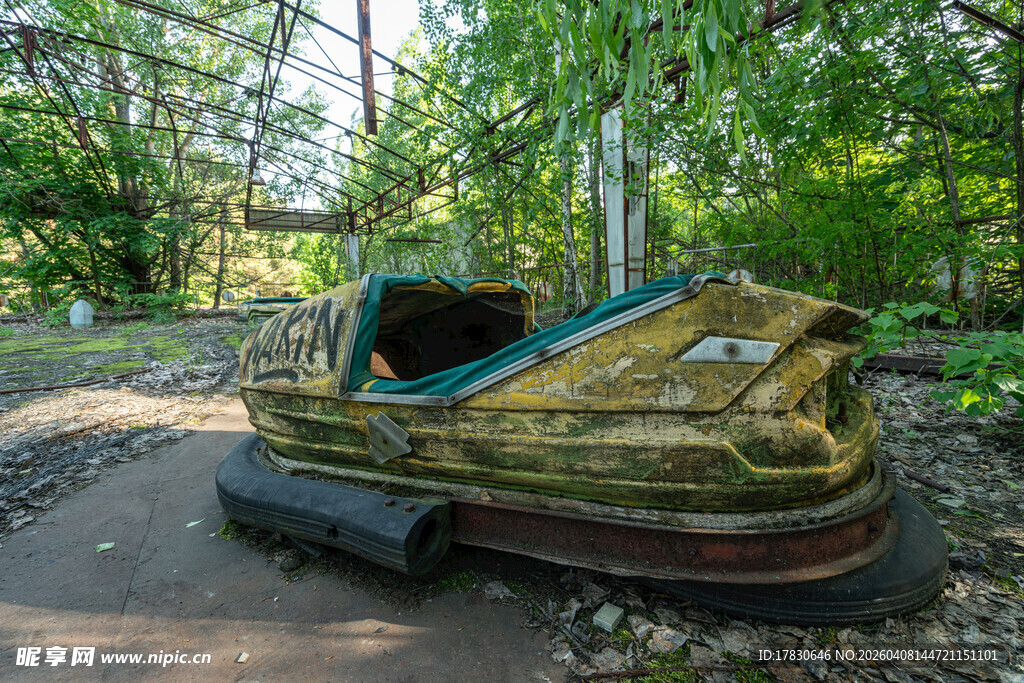 废弃丛林中的老旧木质游船