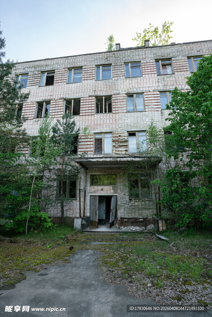 废弃破旧居民楼外观