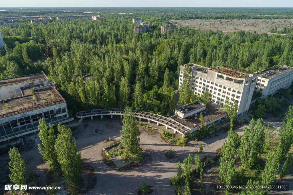 废弃建筑群被森林环绕