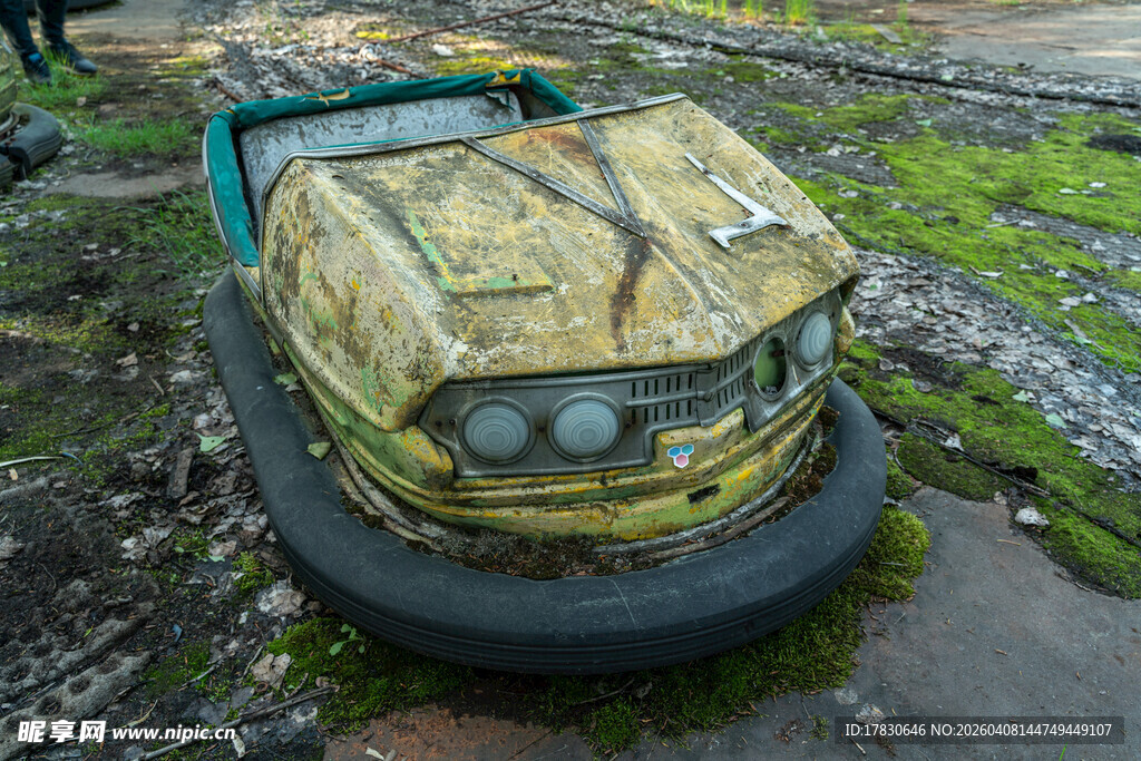 废弃碰碰车岁月痕迹尽显