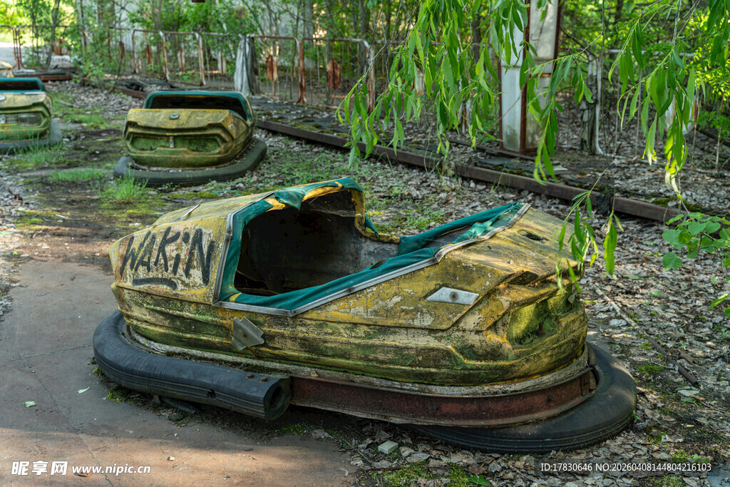 废弃碰碰车岁月留下的痕迹