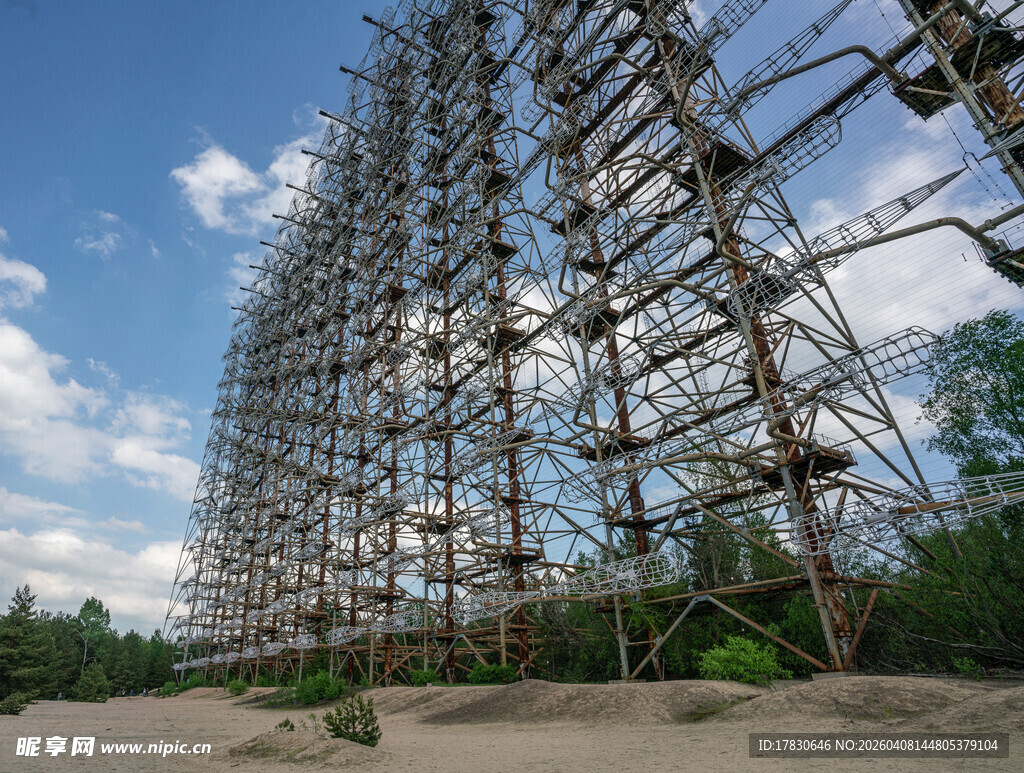 高耸的金属构架建筑景观