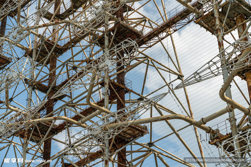 高压输电塔结构特写