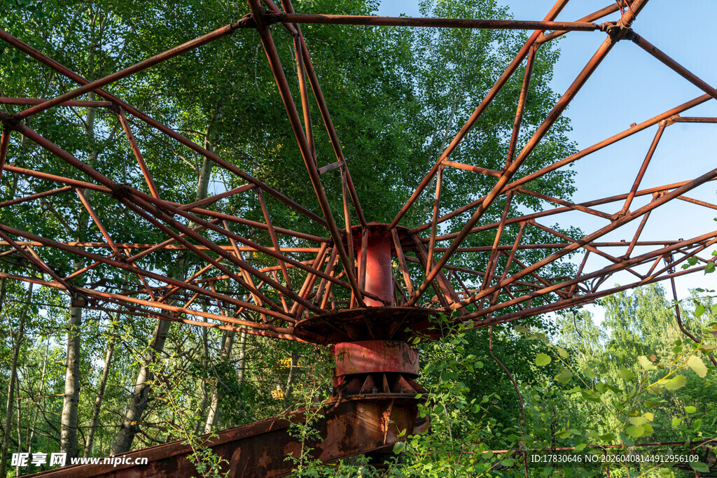 森林中的废弃金属结构装置
