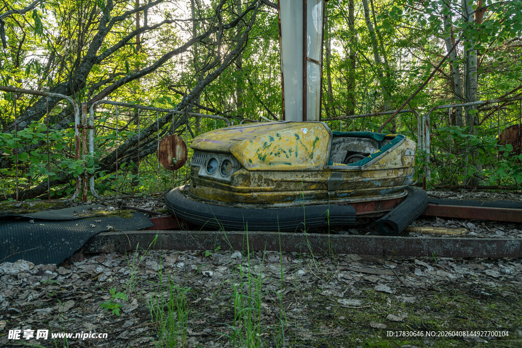 废弃游乐园中的老旧碰碰车