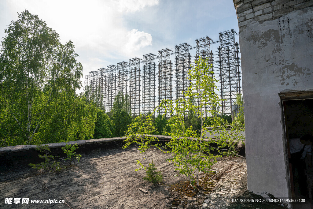 废弃屋顶与远处林立高楼