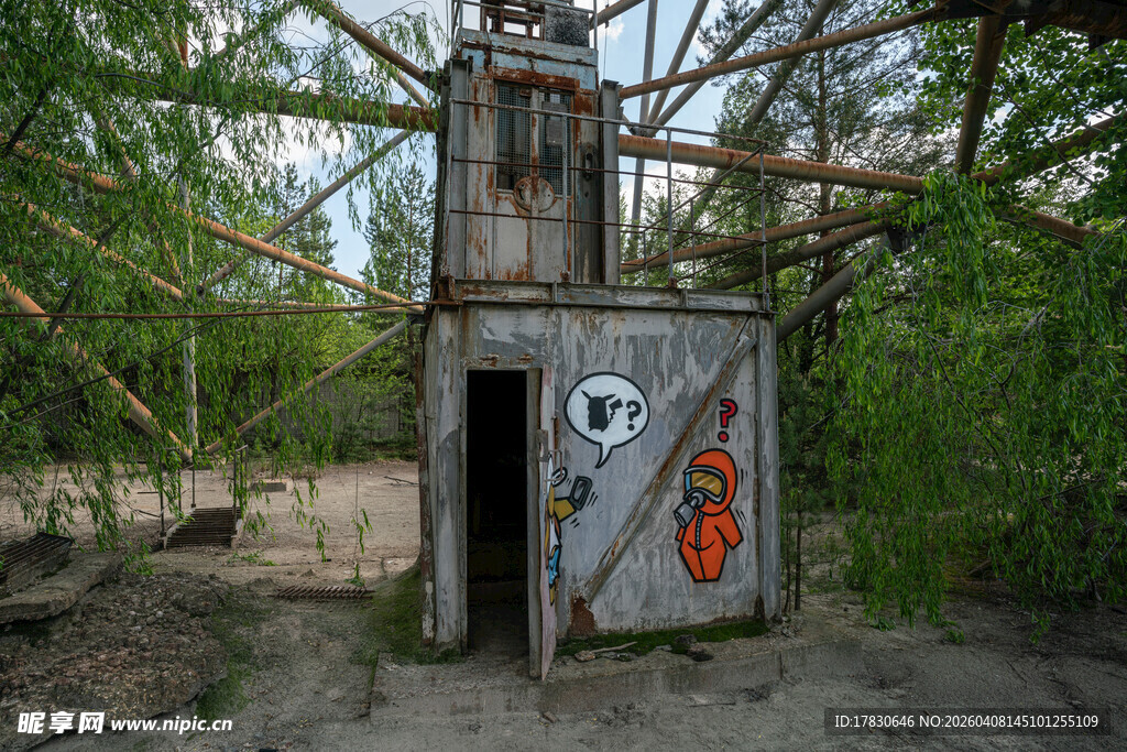 废弃游乐场中的涂鸦小屋