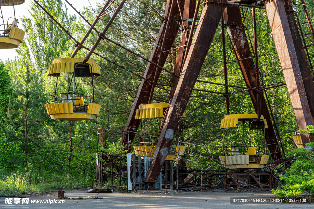 废弃游乐园的老旧摩天轮