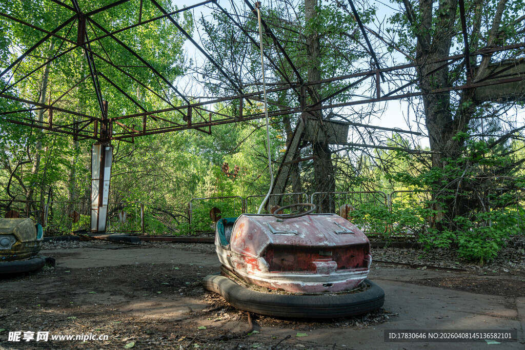 废弃游乐场中的碰碰车