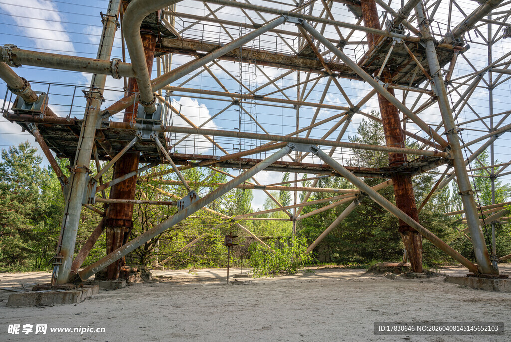 废弃钢铁结构建筑场景