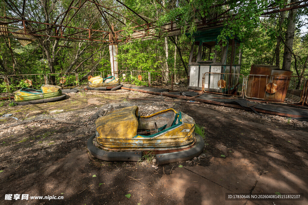 户外庭院中的多彩休闲区域